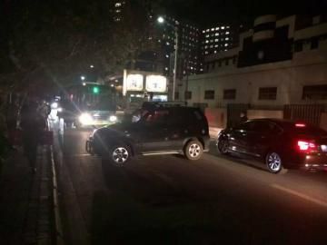 10月22日被推到路面的車攔住了公交車。（圖據(jù)網(wǎng)絡(luò)）