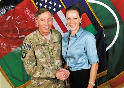 北約公布的一張彼得雷烏斯和布羅德韋爾握手的照片。