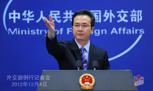 外交部發(fā)言人洪磊主持例行記者會(huì)。