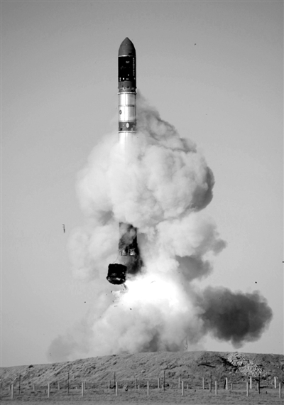 　2007年6月15日，俄羅斯在哈薩克斯坦的軍事場(chǎng)地試射一枚“RS-20”導(dǎo)彈。尚未有媒體公布新型固