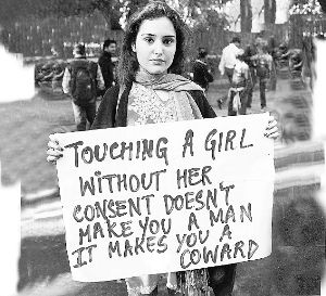 一名印度女孩抗議強奸暴行。