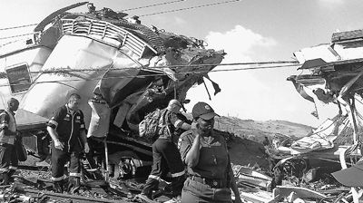 圖為救援人員在火車相撞事故現(xiàn)場(chǎng)忙碌。新華社發(fā)