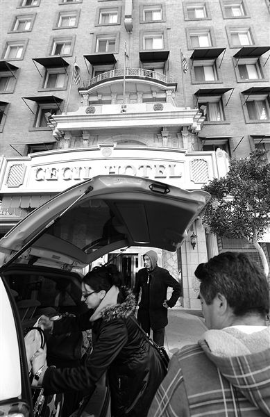 20日，美國(guó)洛杉磯，塞西爾酒店房客薩拜娜乘出租車(chē)離開(kāi)酒店。由于擔(dān)心水質(zhì)受到污染，目前已有27戶(hù)房客離開(kāi)塞西爾酒店。