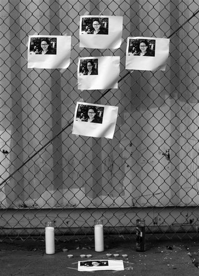 21日，美國洛杉磯，華裔女孩藍可兒遇害案件曝光后，一些人在塞西爾酒店附近擺放藍可兒的照片和蠟燭，紀(jì)念藍可兒。