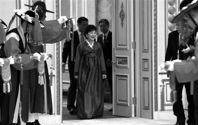 2月25日，韓國首爾，韓國首位女總統樸槿惠身著傳統韓服出席晚宴。