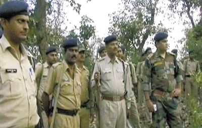 電視畫面顯示，大量警察在案發(fā)地搜查疑犯。