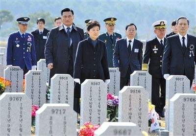 26日，韓國(guó)總統(tǒng)樸槿惠參加“天安”艦事件3周年紀(jì)念活動(dòng)，悼念在事件中身亡的韓國(guó)士兵。
