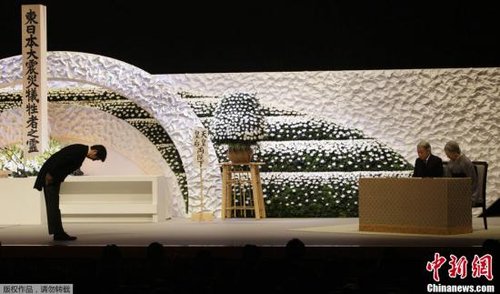 “3·11”東日本大地震兩周年紀念追悼儀式在東京舉行，日本明仁天皇與皇后、首相安倍晉三出席