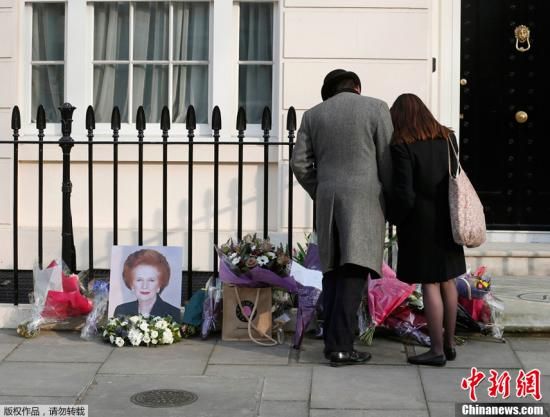 當?shù)貢r間2013年4月8日，英國倫敦，民眾在英國前首相撒切爾夫人位于倫敦的住所前進行悼念活動。