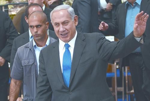 經(jīng)以總理內(nèi)塔尼亞胡主持的內(nèi)閣秘密會(huì)議決定，以空軍接連對(duì)敘利亞多處目標(biāo)實(shí)施空襲。圖為內(nèi)塔尼亞胡5日出席內(nèi)閣會(huì)議。