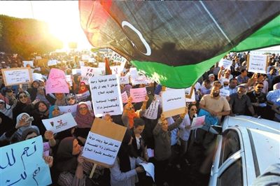 10日，利比亞首都的黎波里，當(dāng)?shù)厥忻裨诶葋喭饨徊客馐就?，抗議“政治隔離法”。圖/東方IC