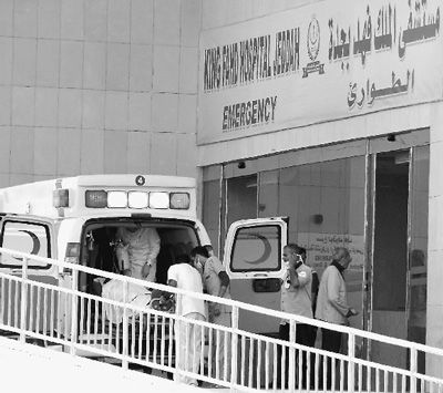 圖為一輛救護車抵達(dá)沙特吉達(dá)法赫德國王醫(yī)院。