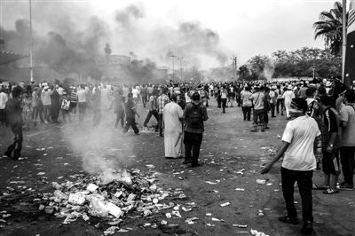 7月27日,在埃及首都開羅,穆爾西支持者同防暴警察發(fā)生沖突。新華社發(fā) 7月27日,在埃及首都開羅,穆爾西支持者同防暴警察發(fā)生沖突。新華社發(fā)