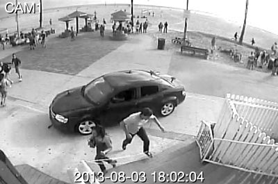 監(jiān)控錄像截屏圖：3日，美國洛杉磯市，一輛汽車沖進(jìn)威尼斯海灘棧道上的人群。圖/東方IC