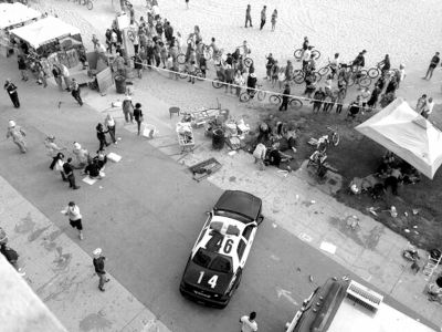 3日，美國洛杉磯，威尼斯海灘上血跡斑斑，警方正在調(diào)查。圖/東方IC