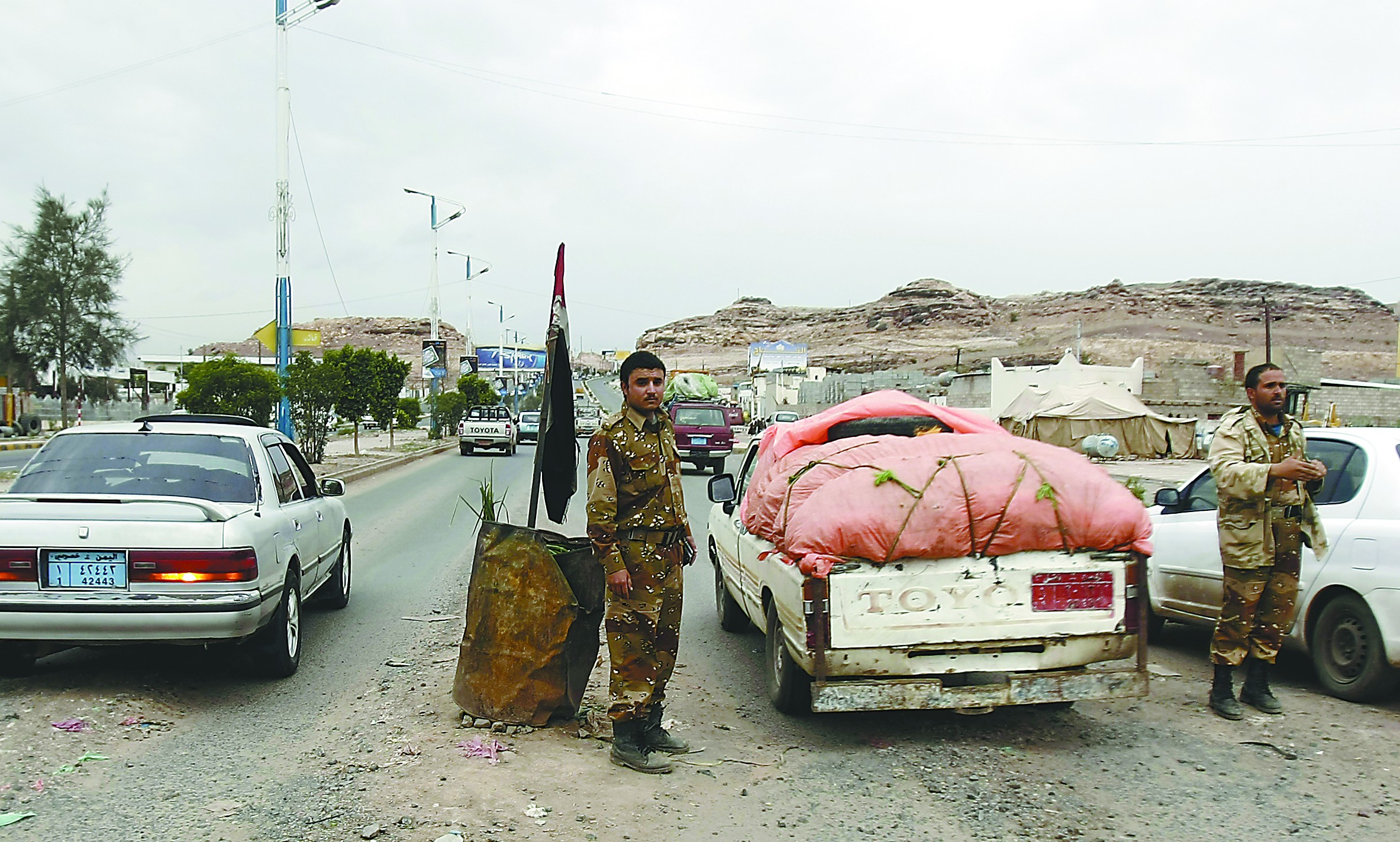 當?shù)貢r間4日，在也門首都薩那，安全人員在通往美國大使館的路上設置檢查站檢查過往車輛。