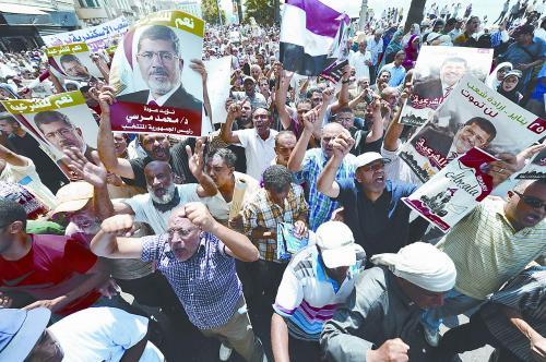 16日，穆爾西的支持者進行“憤怒的星期五”大游行，抗議軍方清場行動造成嚴重人員傷亡。