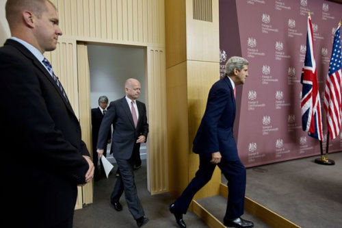 資料圖：美國國務(wù)卿約翰·克里與英國外交大臣威廉·黑格在倫敦。