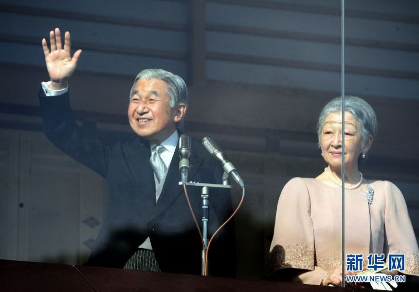 當(dāng)?shù)貢r(shí)間12月23日，在位于日本東京的皇宮，日本明仁天皇向民眾致意。