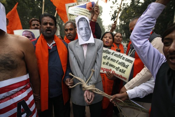 印度新德里民眾憤而示威抗議。