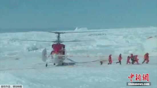 中國(guó)雪龍?zhí)栆褟亩硎芾Т恢芯瘸龅谝慌?2名乘客 中國(guó)雪龍?zhí)栆褟亩硎芾Т恢芯瘸龅谝慌?2名乘客