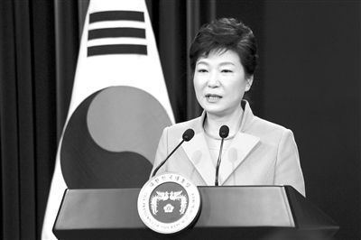 1月6日，韓國(guó)總統(tǒng)樸槿惠在首爾總統(tǒng)府青瓦臺(tái)舉行的新年記者會(huì)上發(fā)言。新華社發(fā)