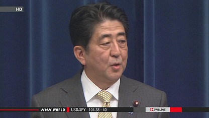 日本首相安倍晉三出發(fā)前往瑞士前接受記者采訪。