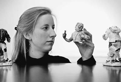 在英國倫敦，拍賣行員工展示邁森瓷器。