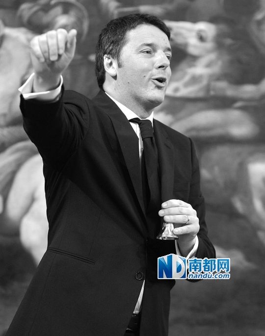 2月22日，在意大利羅馬總理府，新任總理馬泰奧·倫齊搖鈴象征正式行使總理權力。