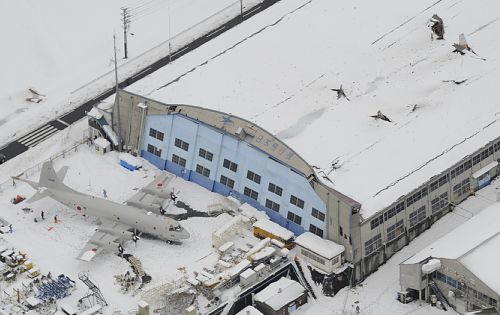 日本自衛(wèi)隊飛機被大雪壓垮 損失逾50億元人民幣