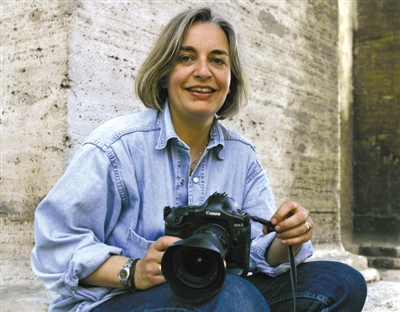 4日，安雅·尼德林豪斯在報(bào)道阿富汗大選期間被槍殺。