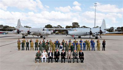 4月29日，參與搜尋馬航失聯(lián)客機(jī)的多國(guó)軍人和軍機(jī)在珀斯皮爾斯空軍基地合影。5月1日，馬航宣布搜尋進(jìn)入新階段，重點(diǎn)將借助不同技術(shù)擴(kuò)大海底搜尋。