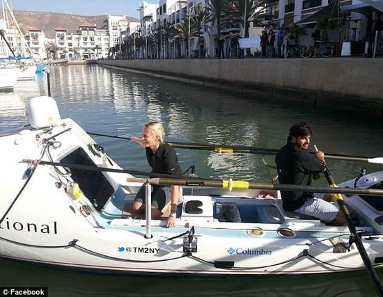 男女主角與他們的“小伙伴”，名叫“馬迪巴精神”的皮劃艇。