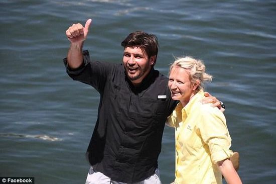 抵達(dá)邁阿密時(shí)，曼瑟驕傲地豎起了大拇指。