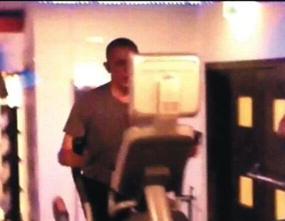 酒店健身中心，橢圓機(jī)上鍛煉的奧巴馬。