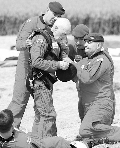 89歲的赫頓再次于70年前同一地點參加雙人跳傘。