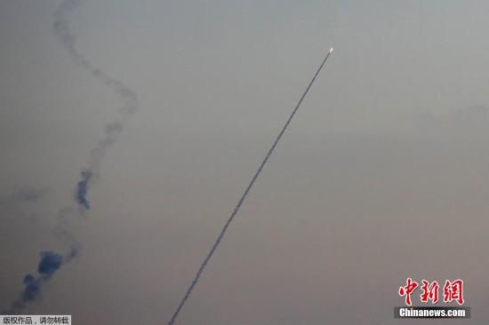 當(dāng)?shù)貢r(shí)間2014年7月13日，以色列斯德洛特，從加沙地帶飛往以色列境內(nèi)的導(dǎo)彈劃破夜空。