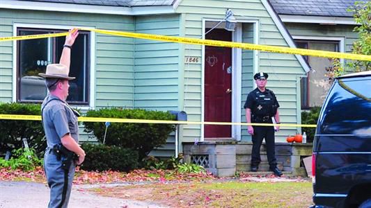 8日，紐約州當?shù)鼐旆怄i案發(fā)現(xiàn)場。