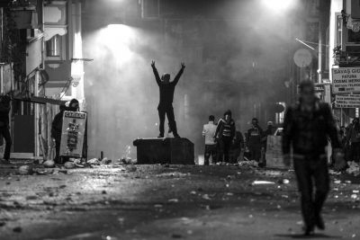 　10月8日，在土耳其伊斯坦布爾，同情難民遭遇的庫爾德人進(jìn)行游行示威，指責(zé)政府應(yīng)對“伊斯蘭國”武裝不