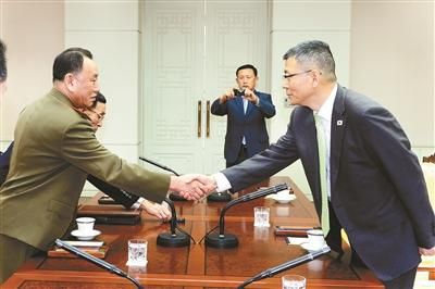 10月15日，韓國國防部國防政策室室長柳濟(jì)升和朝鮮人民武裝力量部偵查總局局長金英哲分別率團(tuán)出席板門店