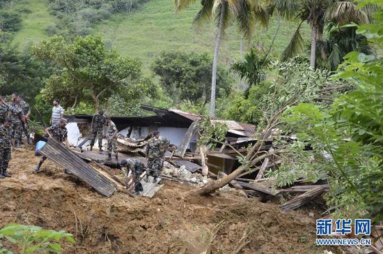 10月29日，斯里蘭卡救援部隊抵達山體滑坡災區(qū)展開救援。
