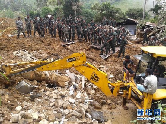 　10月29日，斯里蘭卡救援部隊抵達山體滑坡災區(qū)展開救援。