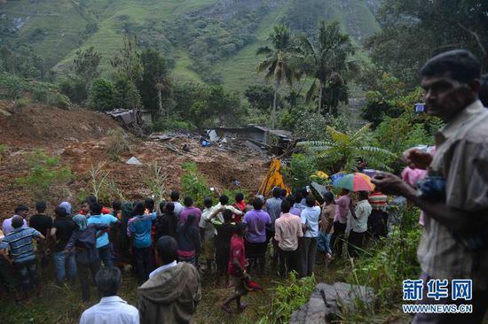 這張10月29日拍攝的照片顯示斯里蘭卡中部山體滑坡中幸存村民們正在被疏散。