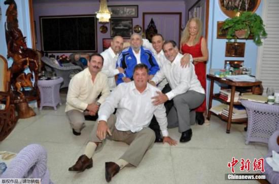 當(dāng)?shù)貢r(shí)間2015年2月28日，古巴哈瓦那，古巴前領(lǐng)導(dǎo)人菲德爾·卡斯特羅接見被美國(guó)釋放的5名間諜合影。