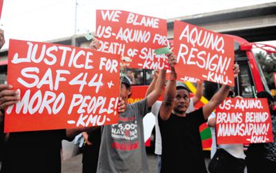 2月3日，菲律賓馬尼拉，民眾舉行示威游行悼念遇難的44名特警，并要求總統(tǒng)阿基諾下臺，對此次反恐行動失敗負(fù)責(zé)。