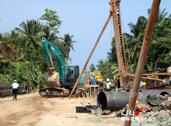 　斯里蘭卡南部鐵路項(xiàng)目施工現(xiàn)場。一臺打樁機(jī)正在進(jìn)行鐵路橋橋墩作業(yè)。(攝影：孫洋)