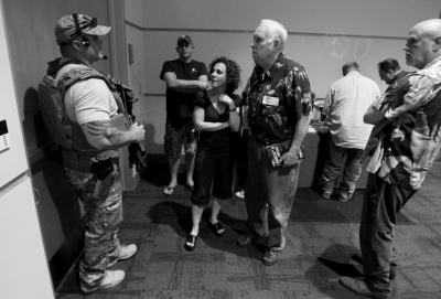 　5月3日，警察在案發(fā)后暫時(shí)阻止與會(huì)者離開展覽。