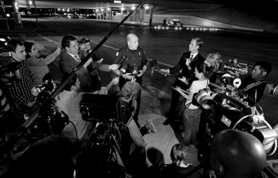 警方發(fā)言人接受記者采訪。