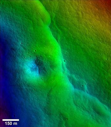不只月球引力影響地球，科學(xué)家借由月球表面數(shù)千的裂縫推斷，地球引力似乎正對(duì)月球表面造成嚴(yán)重影響