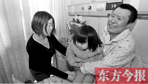 李剛患骨肉瘤急需手術(shù)，最放心不下的就是他的妻子、女兒